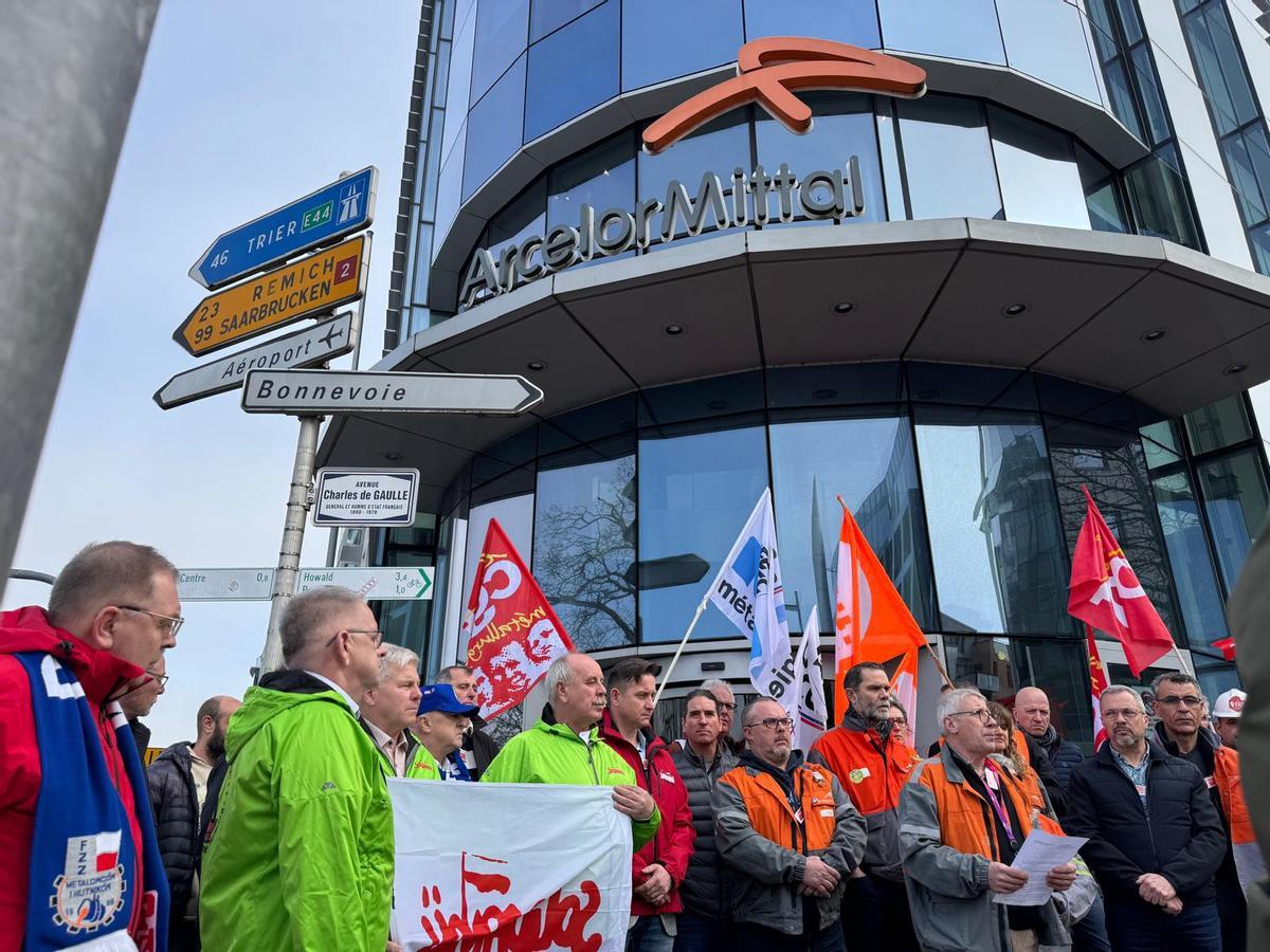 Miembros del comité europeo de ArcelorMittal, este jueves delante de la sede europea de la compañía, en Luxemburgo.