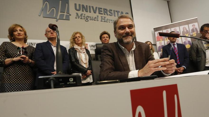 El nuevo rector de la Universidad Miguel Hernández de Elche, Juanjo Ruiz, el día después de ser elegido, en su primera comparecencia.