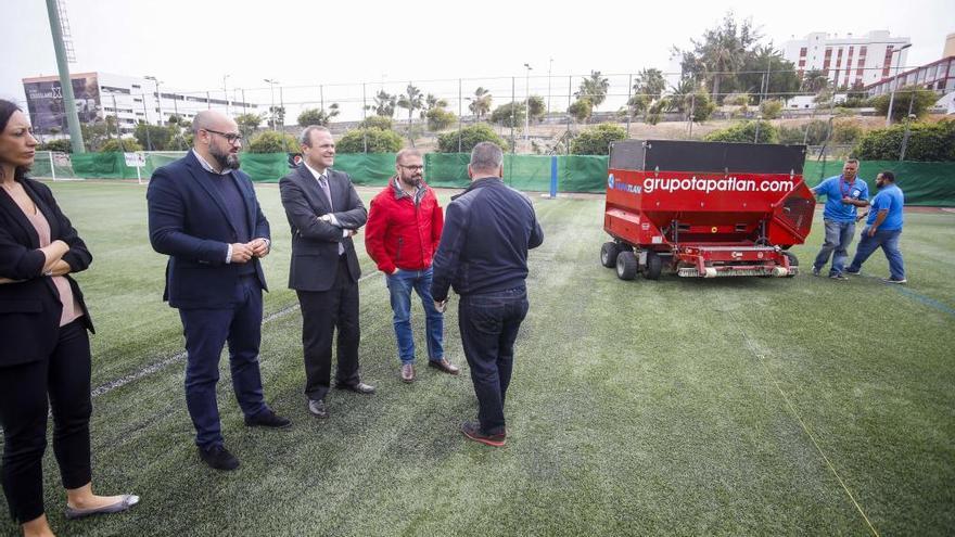 Deportes renueva el césped de tres campos de fútbol