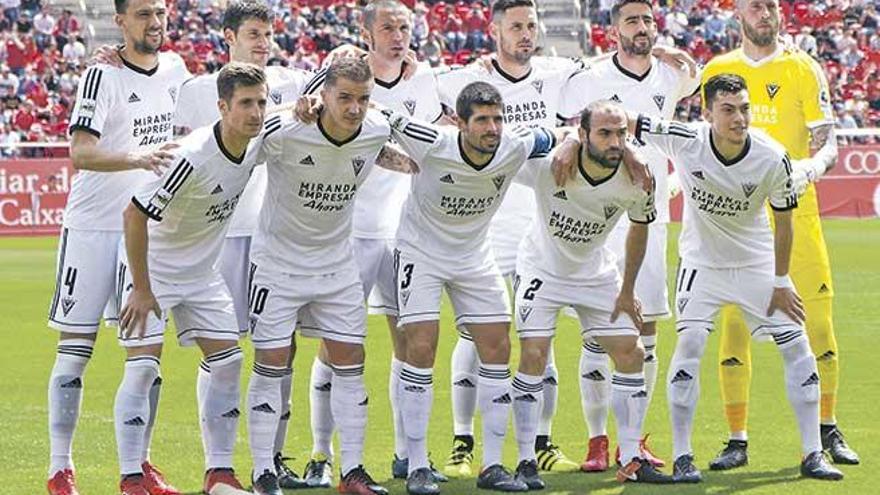 El equipo titular del Mirandés que perdió el pasado domingo ante el Mallorca en Son Moix.