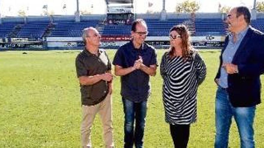 Isabel Tarragó i Joan Pau Pérez, a la dreta, al Nou Estadi, amb Joan Barba i Lluis Puig.