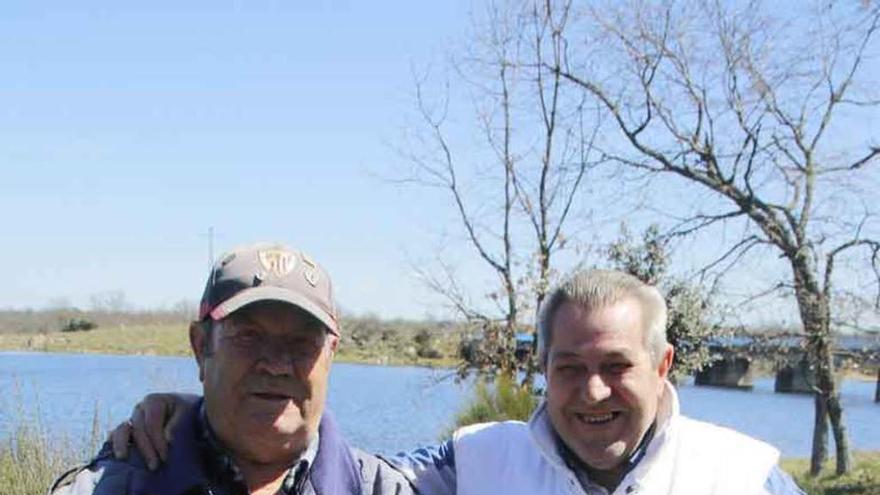 Los hermanos Antonio y Jesús Nieto con una carpa.