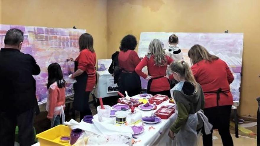 Taller artístico en el Museo del Mar y vista del Mercado Central durante un concierto.