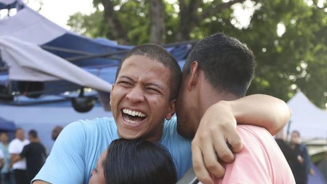 Leomar Guerra abraça els seus familiars després de ser excarcerat. | RONALD PEÑA R. / EFE