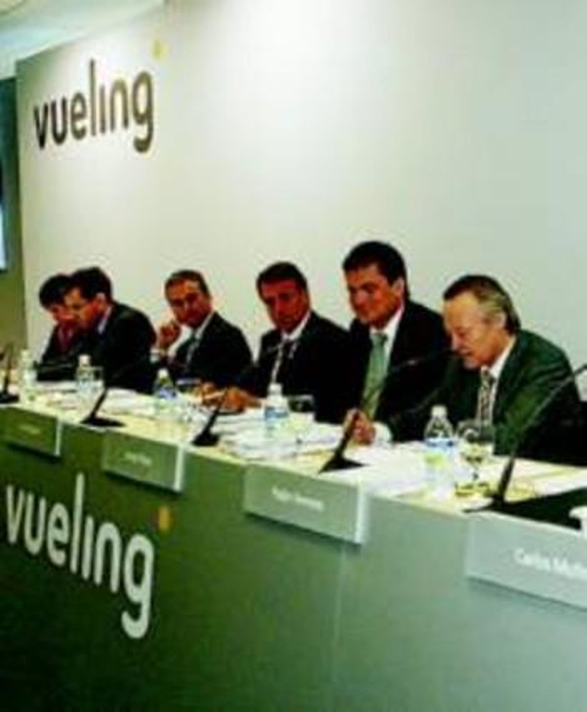 Piqué (a la dreta) presideix la junta d’accionistes de Vueling, ahir.