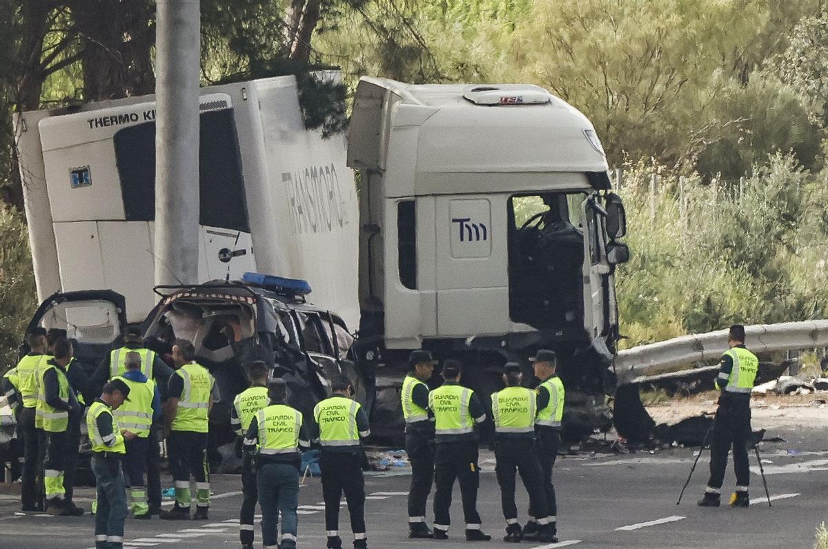 SEVILLA, 19/03/2024.- Los guardias civiles miembros del Grupo de Acción Rápida (GAR) que fueron arrollados esta madrugada por un camión articulado en la AP-4, a la altura de Los Palacios y Villafranca (Sevilla), realizaban un control habitual contra el narcotráfico. El atropello, que según las primeras pesquisas no parece intencionado, ha causado la muerte de dos agentes de los GAR, el cabo primero Eneko Lira Gómez, y el guardia civil Juan Jesús López Álvarez, según han indicado a EFE fuentes del instituto armado. Otros cuatro civiles han muerto y tres agentes más de los GAR han resultado heridos graves. EFE/ Jose Manuel Vidal. ACCIDENTE DE TRAFICO. CAMION COCHA CONTRA UN CONTROL POLICIAL. 6 MUERTOS. 5 HERIDOS. SEVILLA