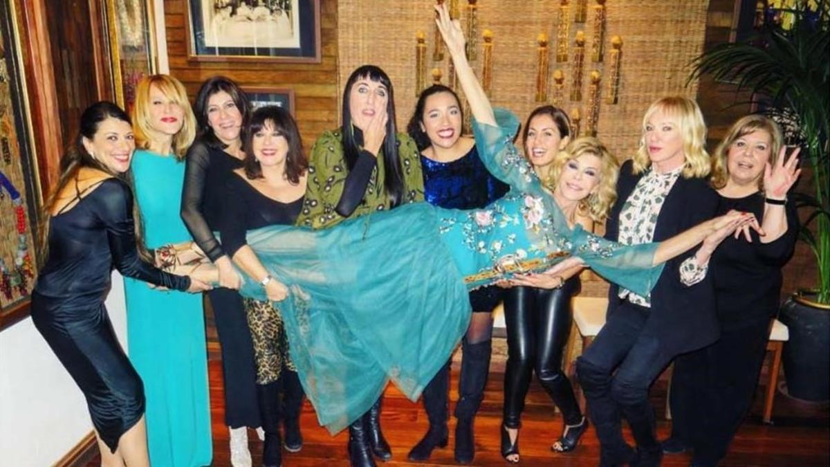 Bibiana Fernández  festeja sus 63 años con su 'troupe' de amigos