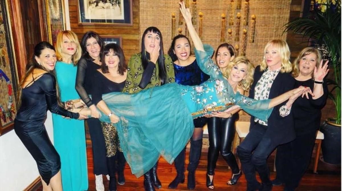 Bibiana Fernández  festeja sus 63 años con su 'troupe' de amigos