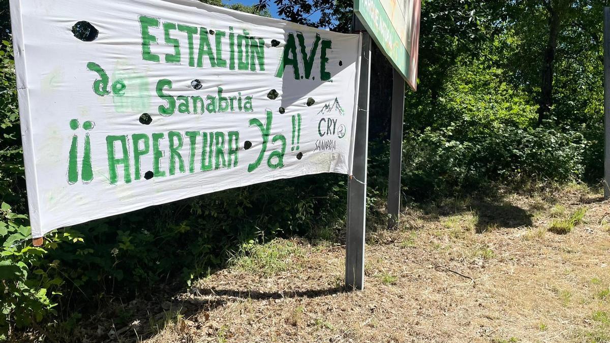 Pancarta colocada por Cryosanabria en la estación de Otero