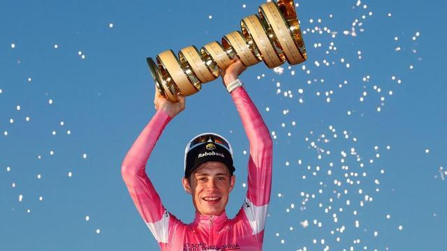 Vingegaard llueix el trofeu de vencedor del Giro 2026, ahir.  | LUCA BETTINI / AFP