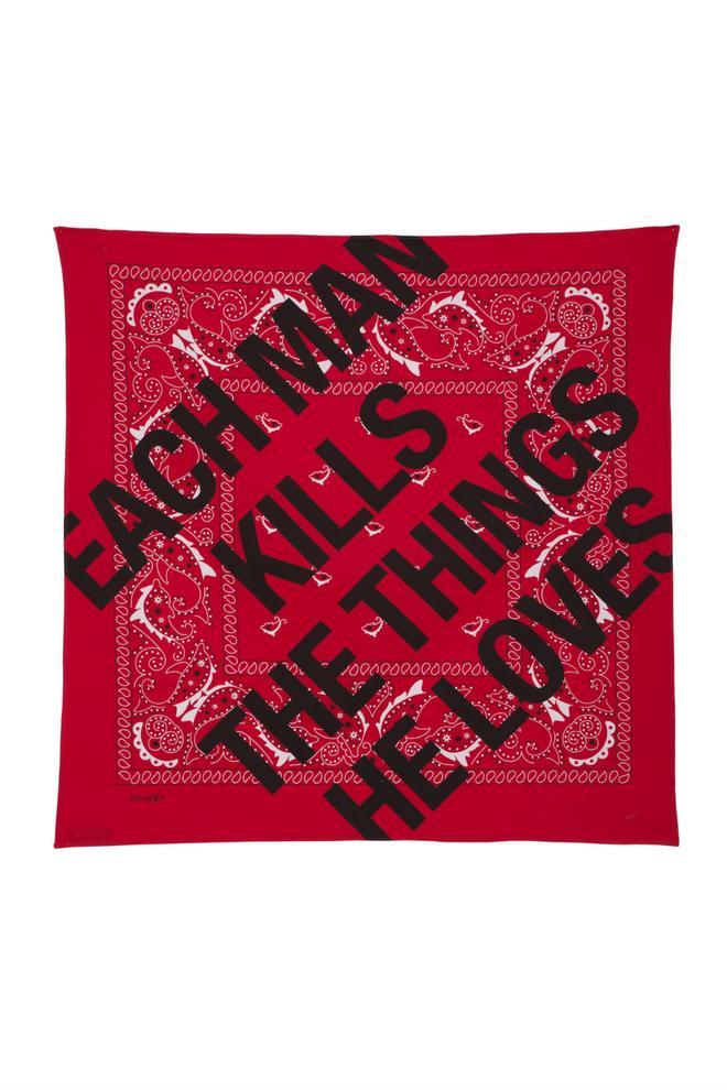 Pañuelo rojo con frase estampada de la nueva colección de David Delfín