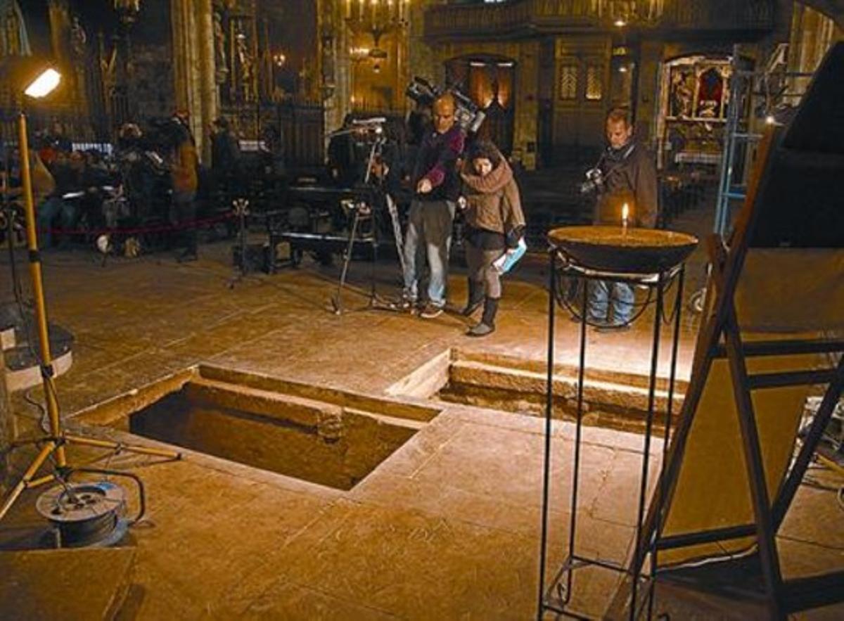 Josep Pujades, responsable de intervenciones arqueológicas, señala los restos romanos de los siglos I y IV hallados en la iglesia de Sant Just, ayer.