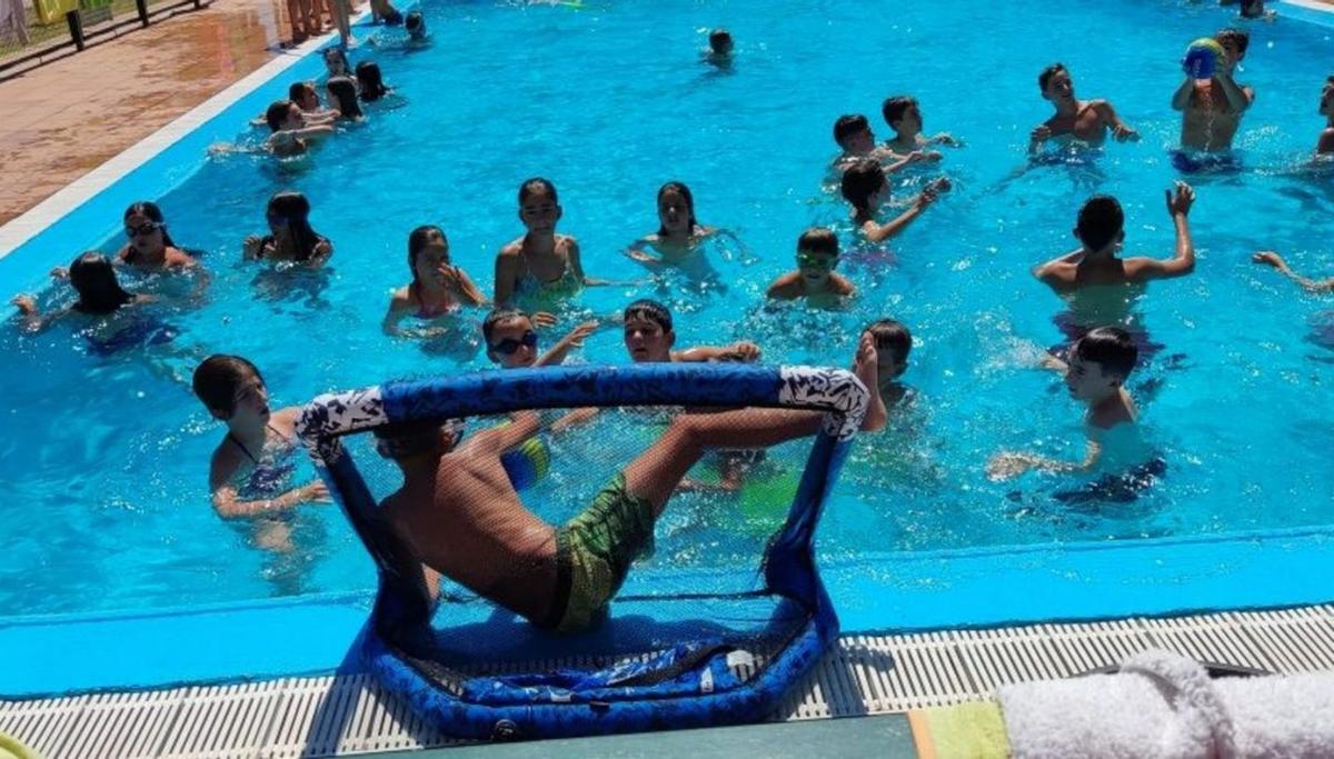 Los menores disfrutaron de jornada de piscina en el campamento de la Xunta en Entrimo.  | // FDV 