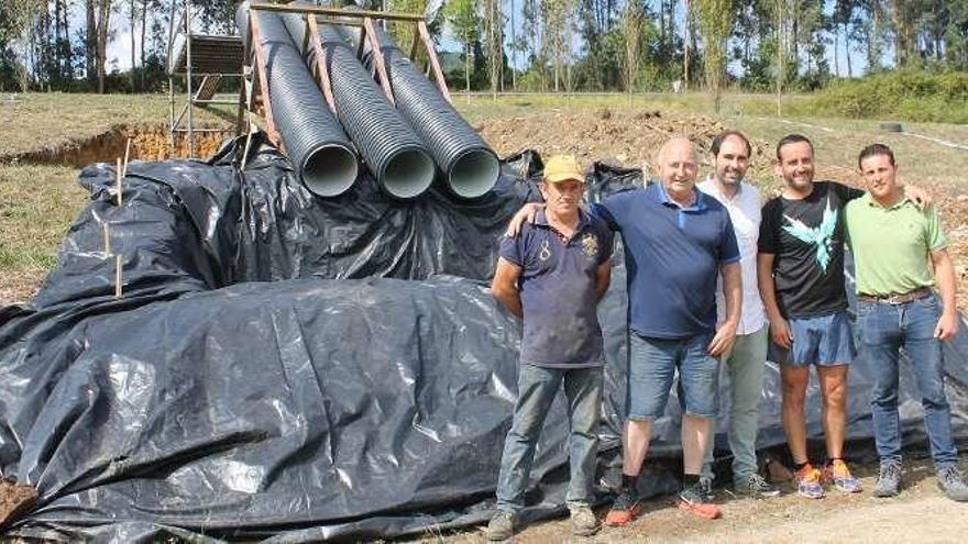 José Vicente García, Emilio García, del Club Grumar; el alcalde de Pravia, David Álvarez; Guzmán Menéndez, del Club Esportate, y Sergio González, voluntarios de la prueba, junto a un obstáculo.