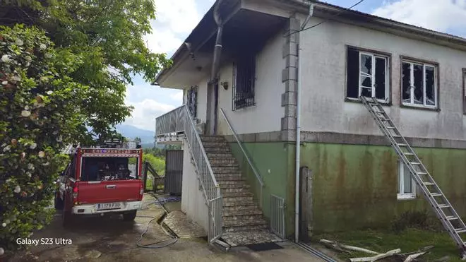 Intoxicada al incendiarse su casa una mujer en Cuntis, que fue rescatada por los vecinos
