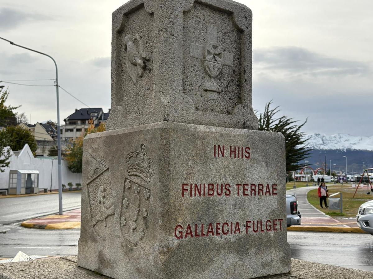 Base del cruceiro de Ushuaia con el escudo de Galicia