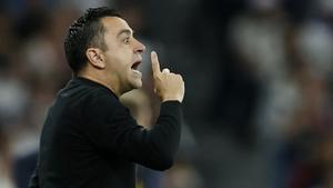 Xavi da instrucciones a sus jugadores durante el Madrid-Barça en el Bernabéu.