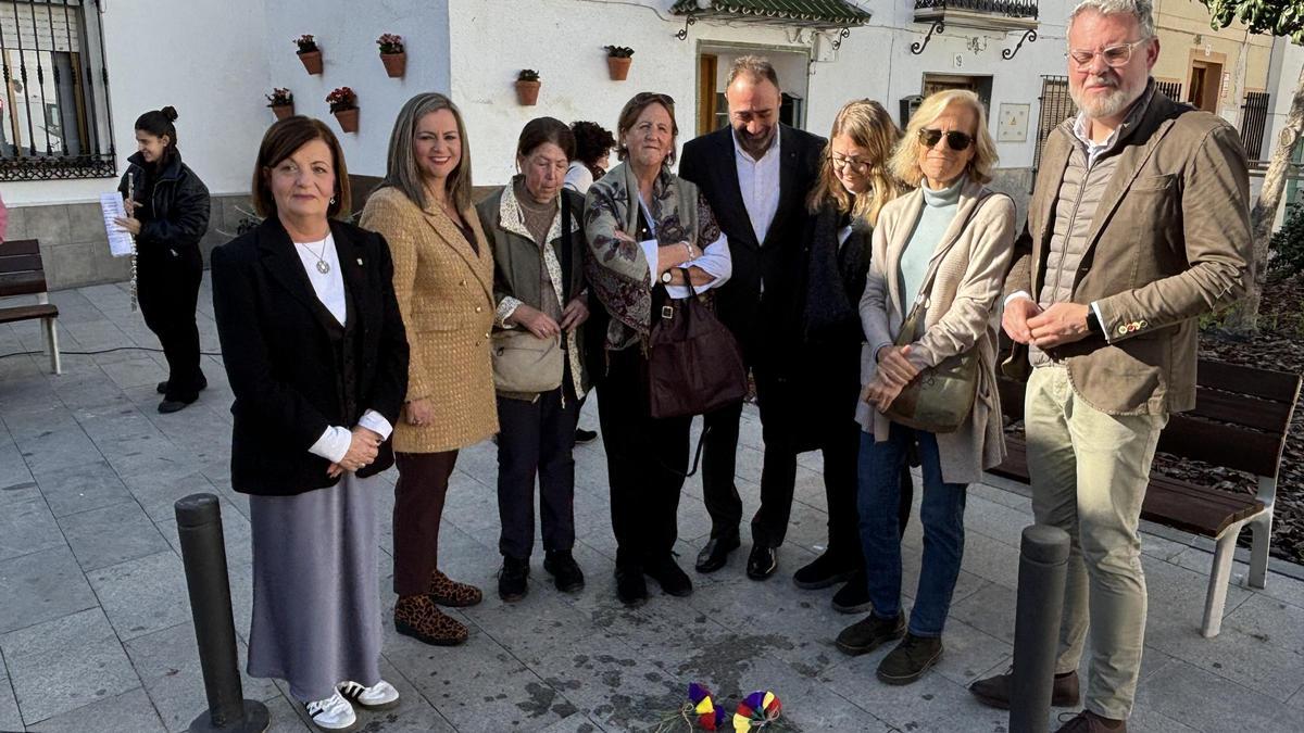 Asistentes al acto, junto a una de las placas colocadas en Baena.