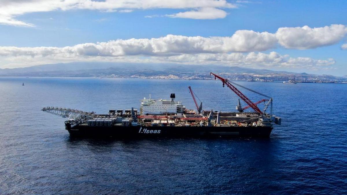 Pioneering Spirit, el buque más grande del mundo, cambia su tripulación en el Puerto de Las Palmas