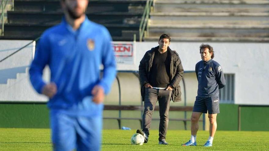 Roberto Feáns y Luisito charlan durante un entrenamiento en A Seca. // Gustavo Santos