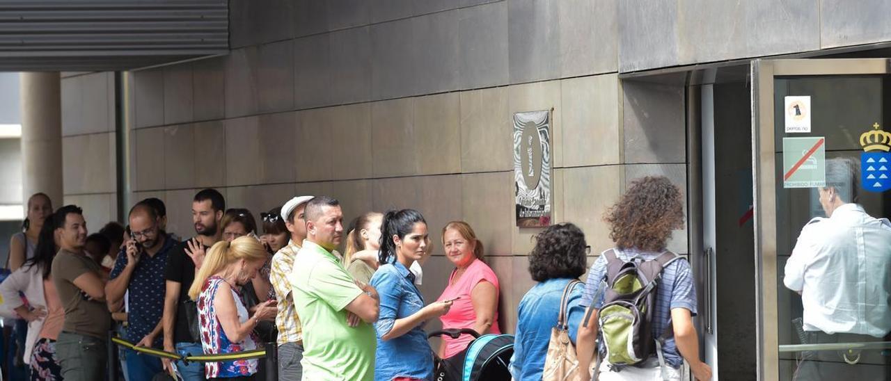 Un vigilante de seguridad en las puertas del edificio de Usos Múltiples II .