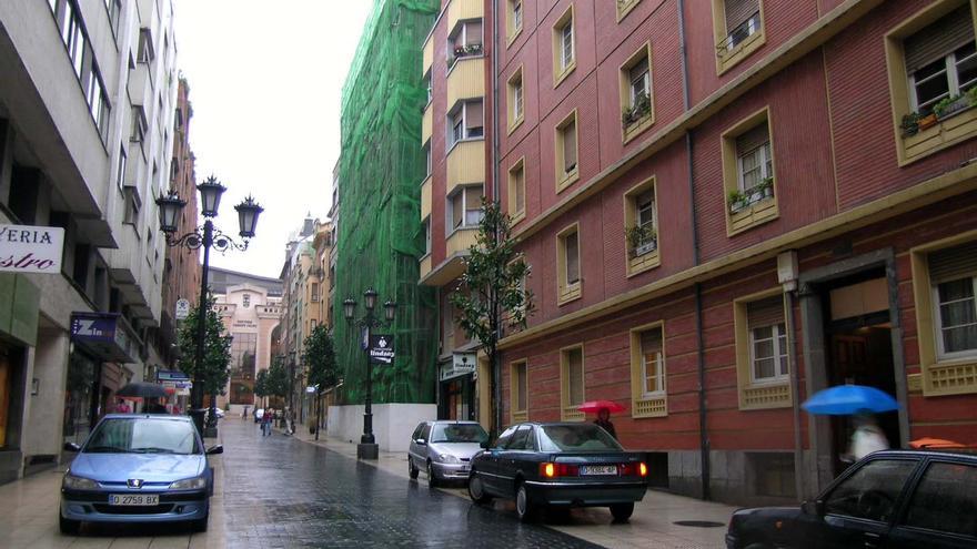 Una fuga en una tubería obliga a cortar el agua durante tres horas en la calle Pérez de Ayala de Oviedo