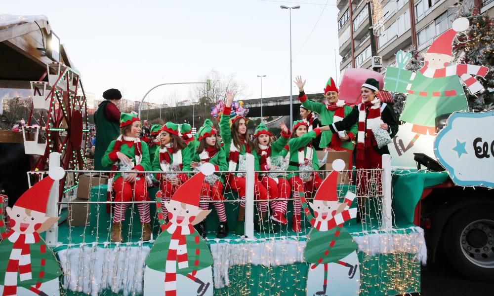 Miles de niños y niñas disfrutan junto a sus familias del desfile récord de la ciudad olívica. Melchor, Gaspar y Baltasar lanzaron caramelos desde sus carrozas.