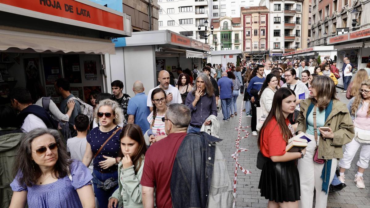 Público en la Feria del Libro de Gijón en la calle Tomás y Valiente