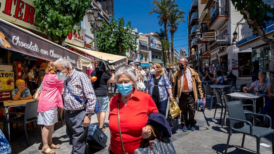 Benidorm recibe al primer grupo de jubilados tras la apertura del cierre perimetral