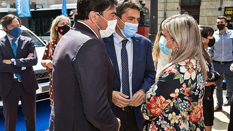 El alcalde de Alicante, Luis Barcala, y el presidente de la Diputación Provincial, Carlos Mazón, conversan con la vicealcaldesa del Ayuntamiento de Alicante, Mari Carmen Sánchez, el pasado martes, día de los «Importantes».