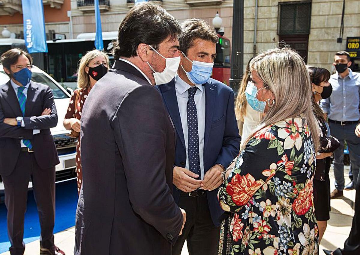 El alcalde de Alicante, Luis Barcala, y el presidente de la Diputación Provincial, Carlos Mazón, conversan con la vicealcaldesa del Ayuntamiento de Alicante, Mari Carmen Sánchez, el pasado martes, día de los «Importantes».
