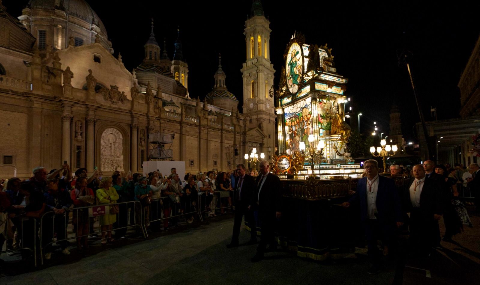 El Rosario de Cristal brilla en la noche de Zaragoza