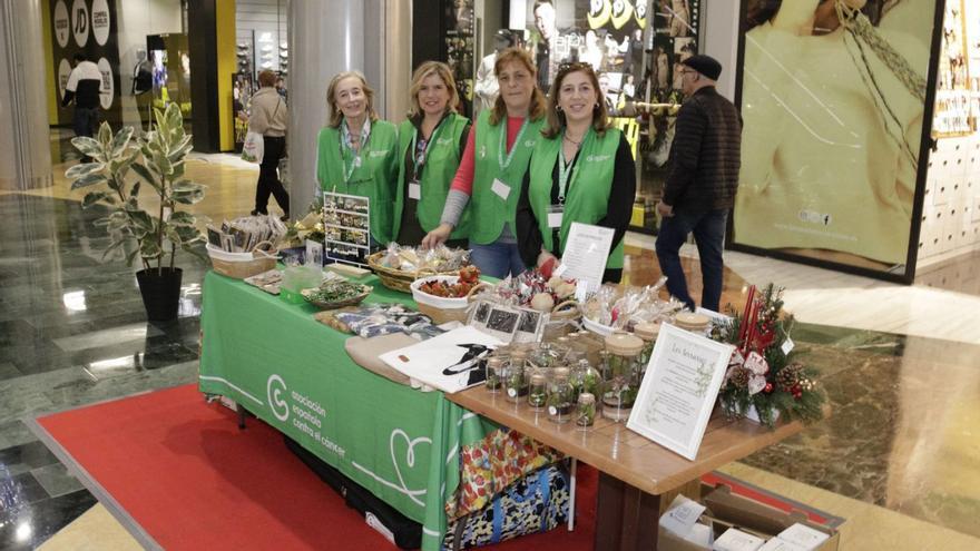 Por la izquierda, Charo Monte, Nuria Portal, Belén Barro y Teresa Sánchez, ayer, en el puesto de Los Fresnos.