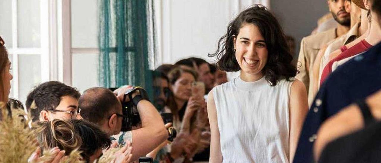 La diseñadora gijonesa Carlota Barrera, que lanza sus colecciones masculinas desde Londres.