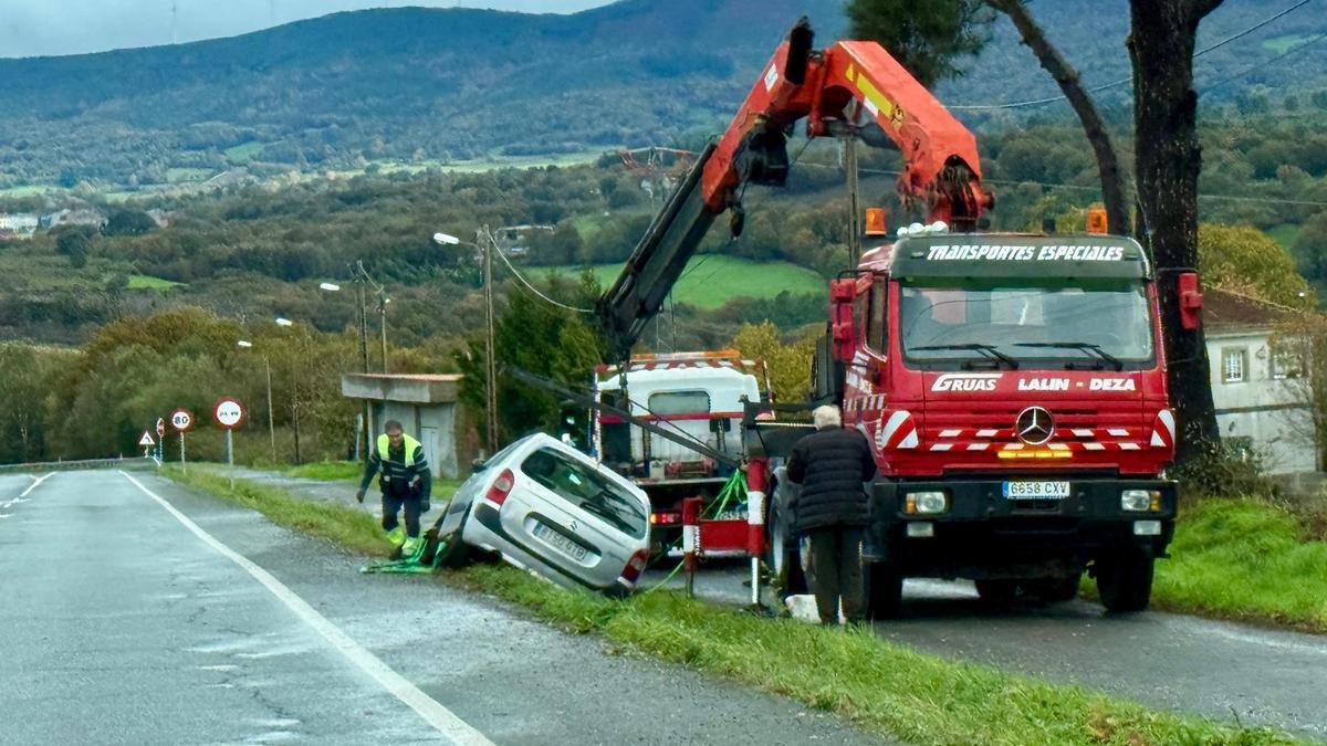 Retirada del vehículo siniestrado en Álceme, a la entrada de Rodeiro.