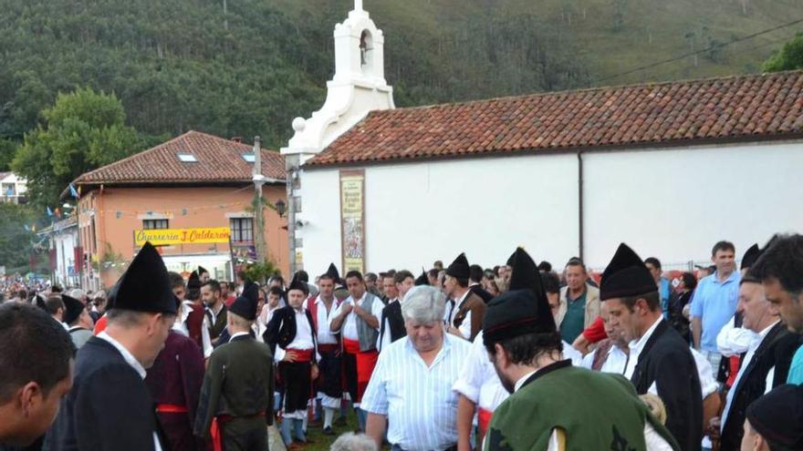 &quot;Tomasu&quot;, sentado sobre la hoguera, la prepara para ser levantada.