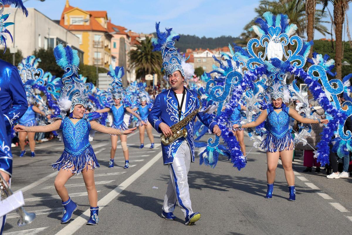 Sanxenxo se llenó de color y diversión con el tradicional desfile de carnaval de adultos y niños