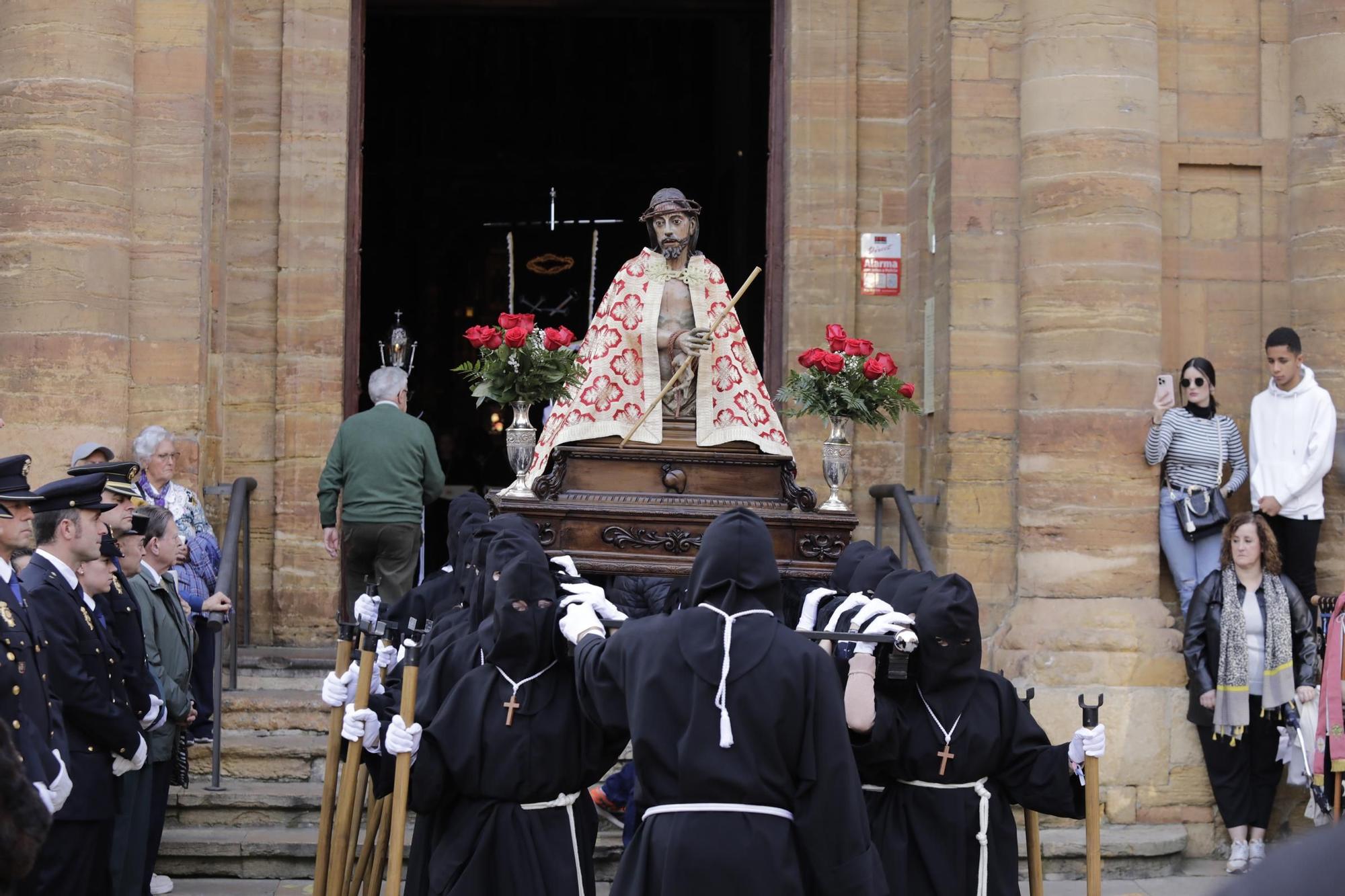 La procesión intergeneracional del Santo Entierro emociona Oviedo