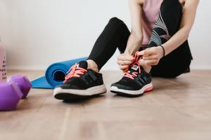 Una mujer se prepara para hacer deporte.