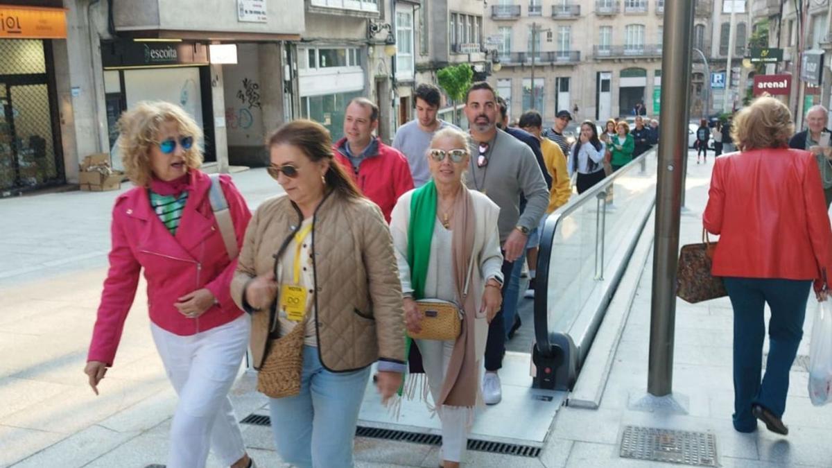 Varios usuarios, durante la puesta en marcha, ayer, de las rampas de Calle Concordia.