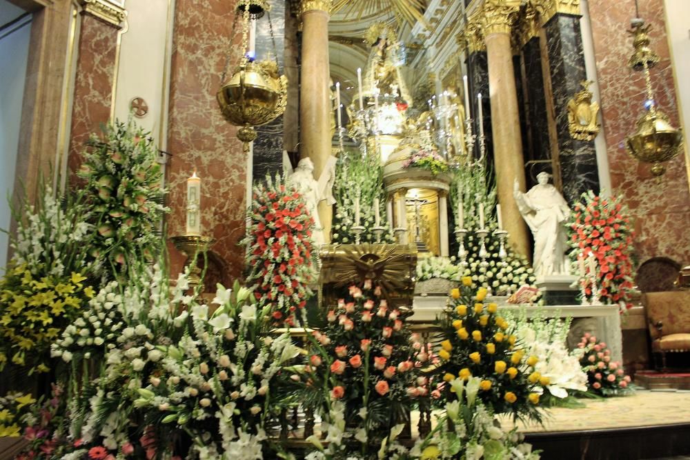 Los floristas decoran la Basílica de la Virgen de los Desamparados