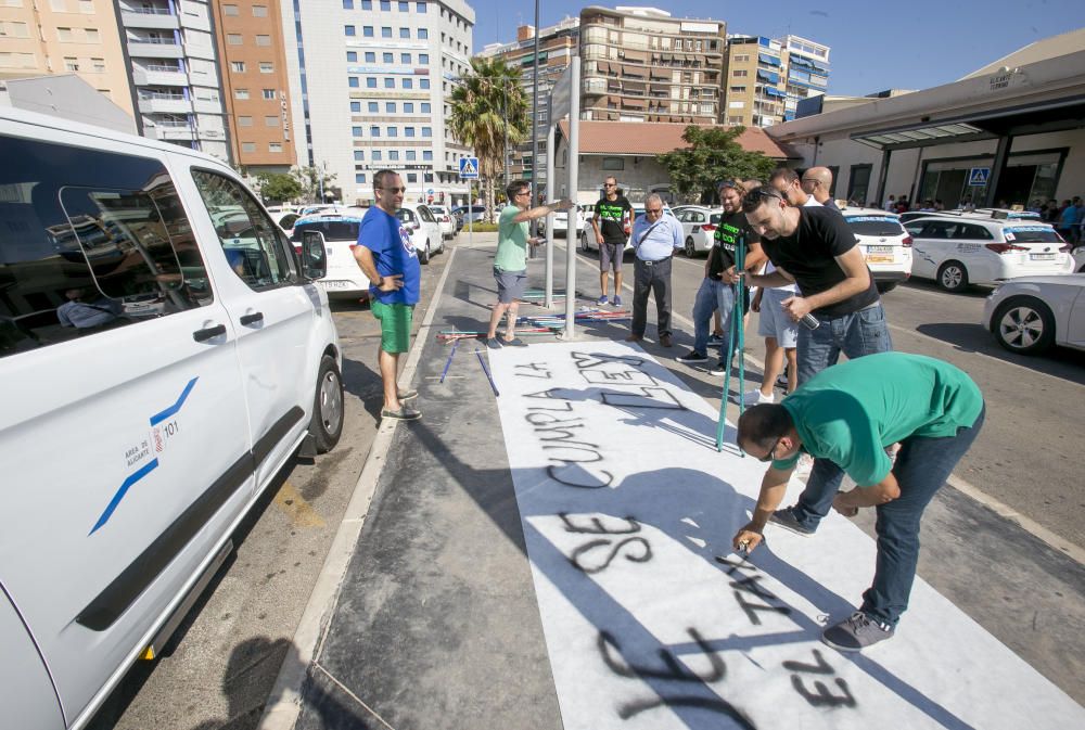 La huelga indefinida continúa: turistas cargados de maletas sin taxi en Alicante.