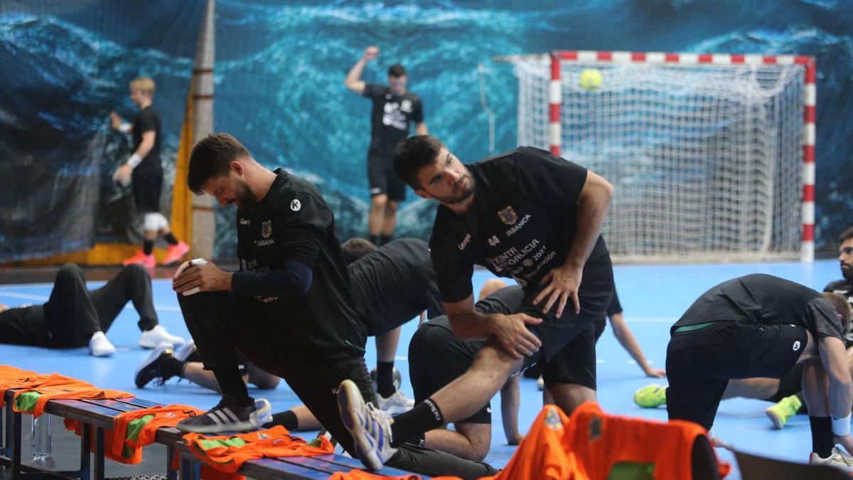 Panjan y Santi López estiran en un entrenamiento en O Gatañal.
