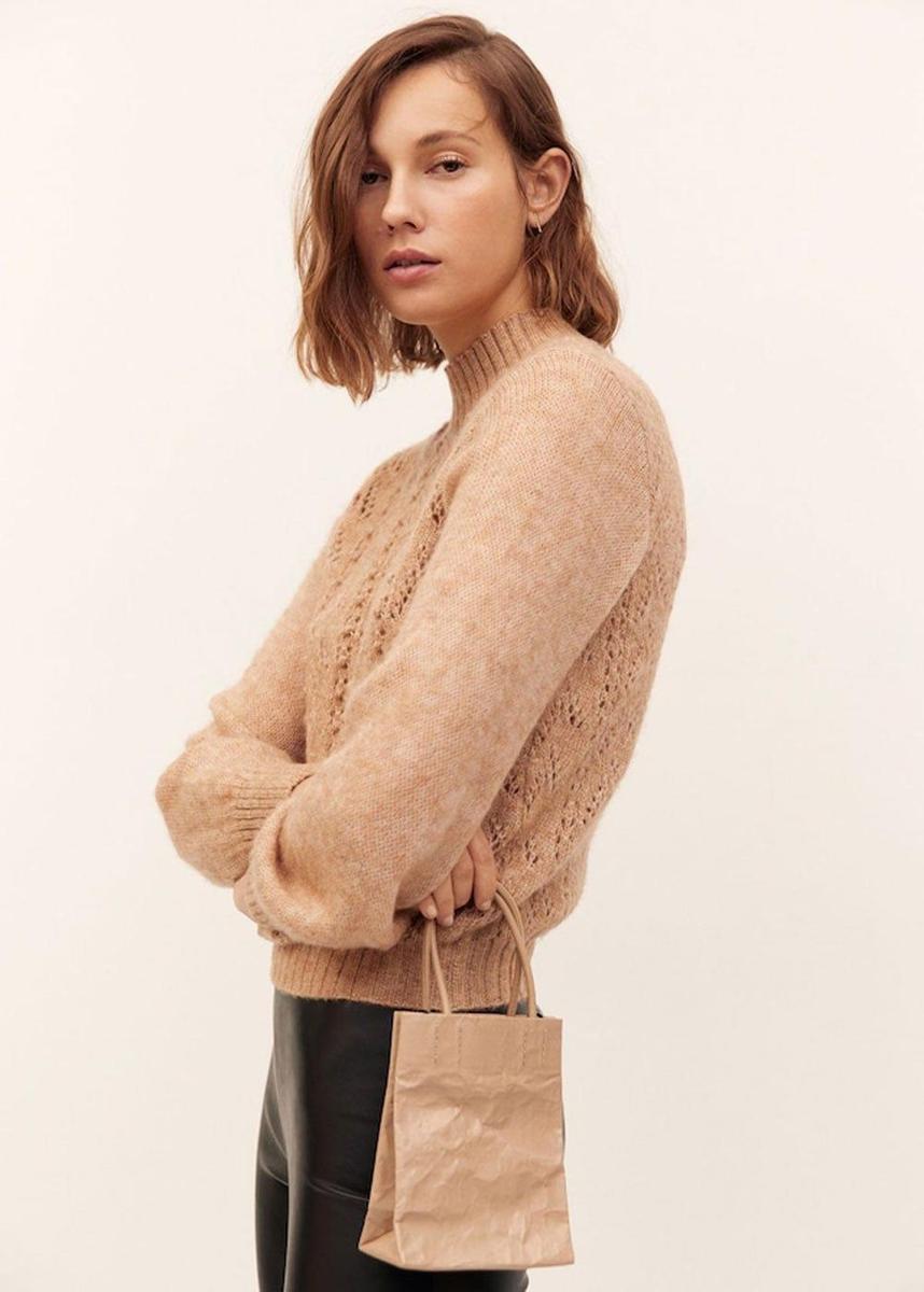 Modelo con bolso de Mango