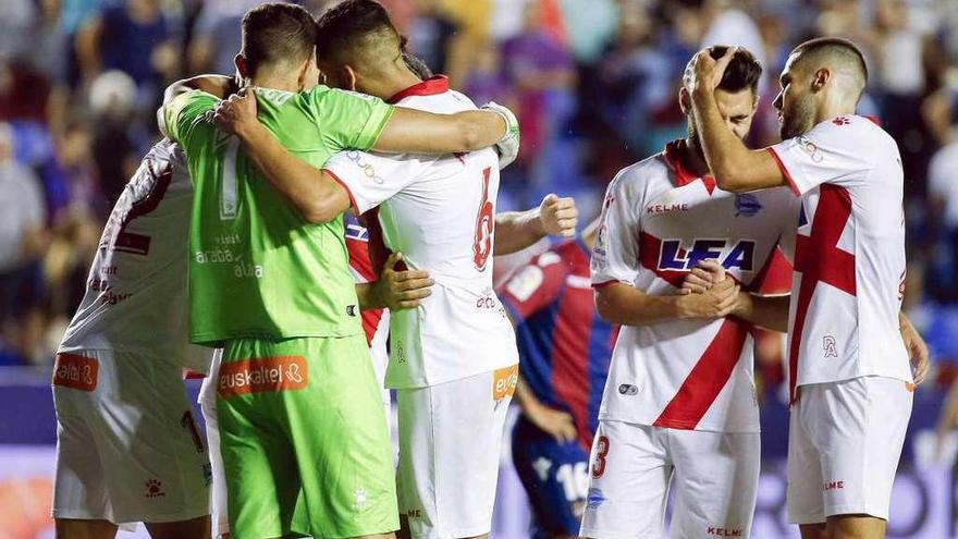 Los jugadores del Alavés celebran el triunfo ante el Levante.