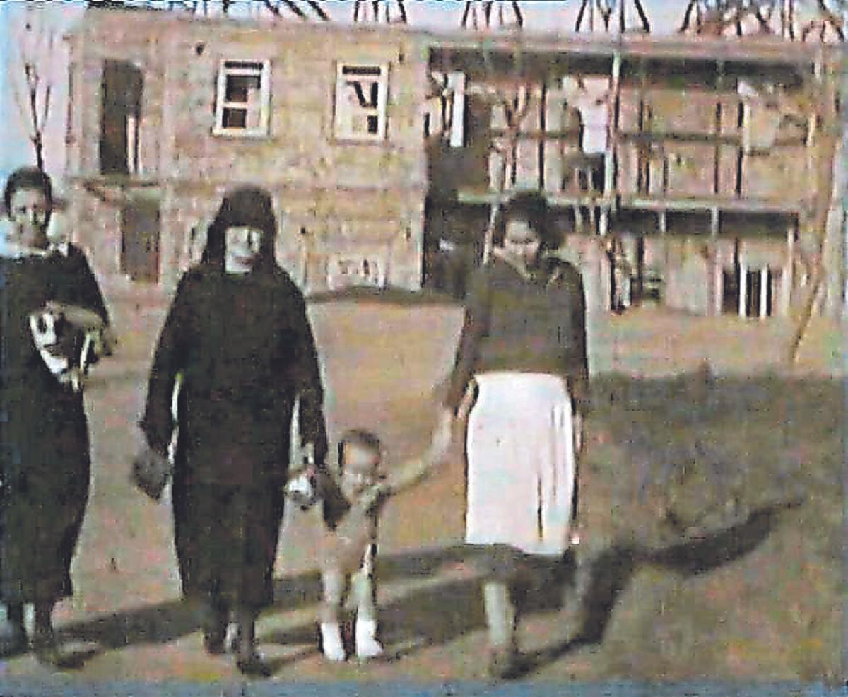 Rosario García Ledesma con sus padres, Manuel  y Rosario.  6.  Pepita, las dos sirvientas y Falele en Ceuta.