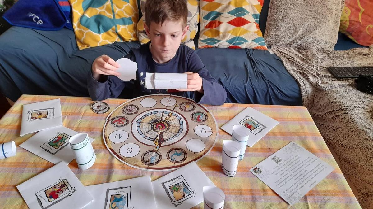 Un niño utiliza los cilindros para intentar hallar la solución.