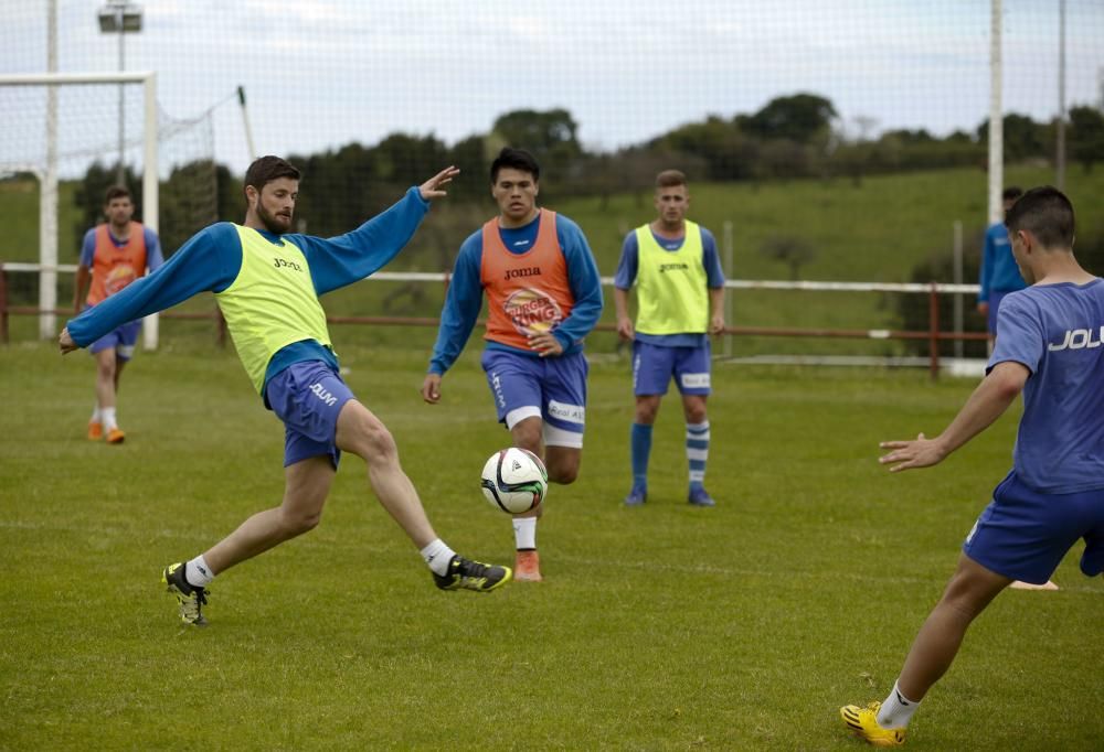 Entrenamiento del Real Avilés en las instalaciones de la escuela de Mareo de Gijón