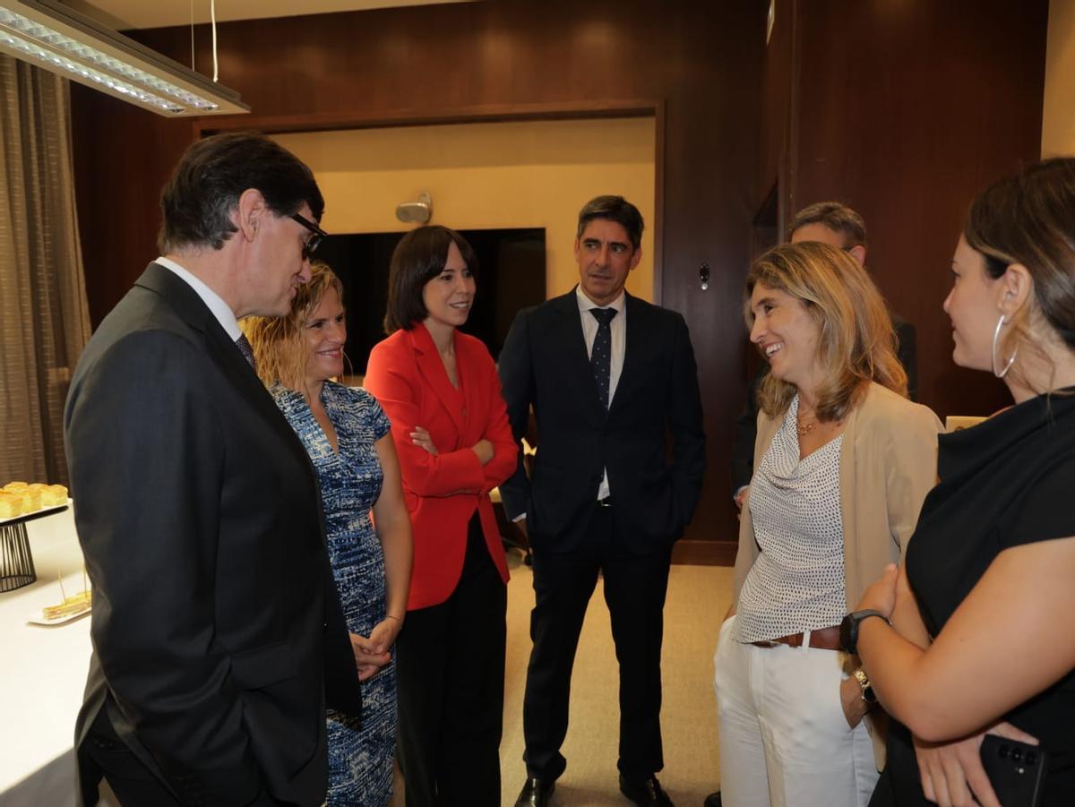 El desayuno informativo de Salvador Illa, en imágenes