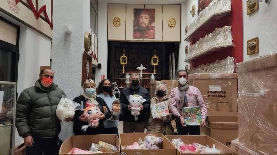 La hermandad de la Santa Cena de Alicante reparte 1.800 juguetes a familias desfavorecidas